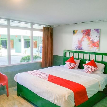 Super Oyo 3098 Hotel Sahabat Baru Сингкауанг Екстериор снимка